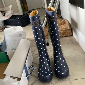 Women’s blue and white polka dot rain boots